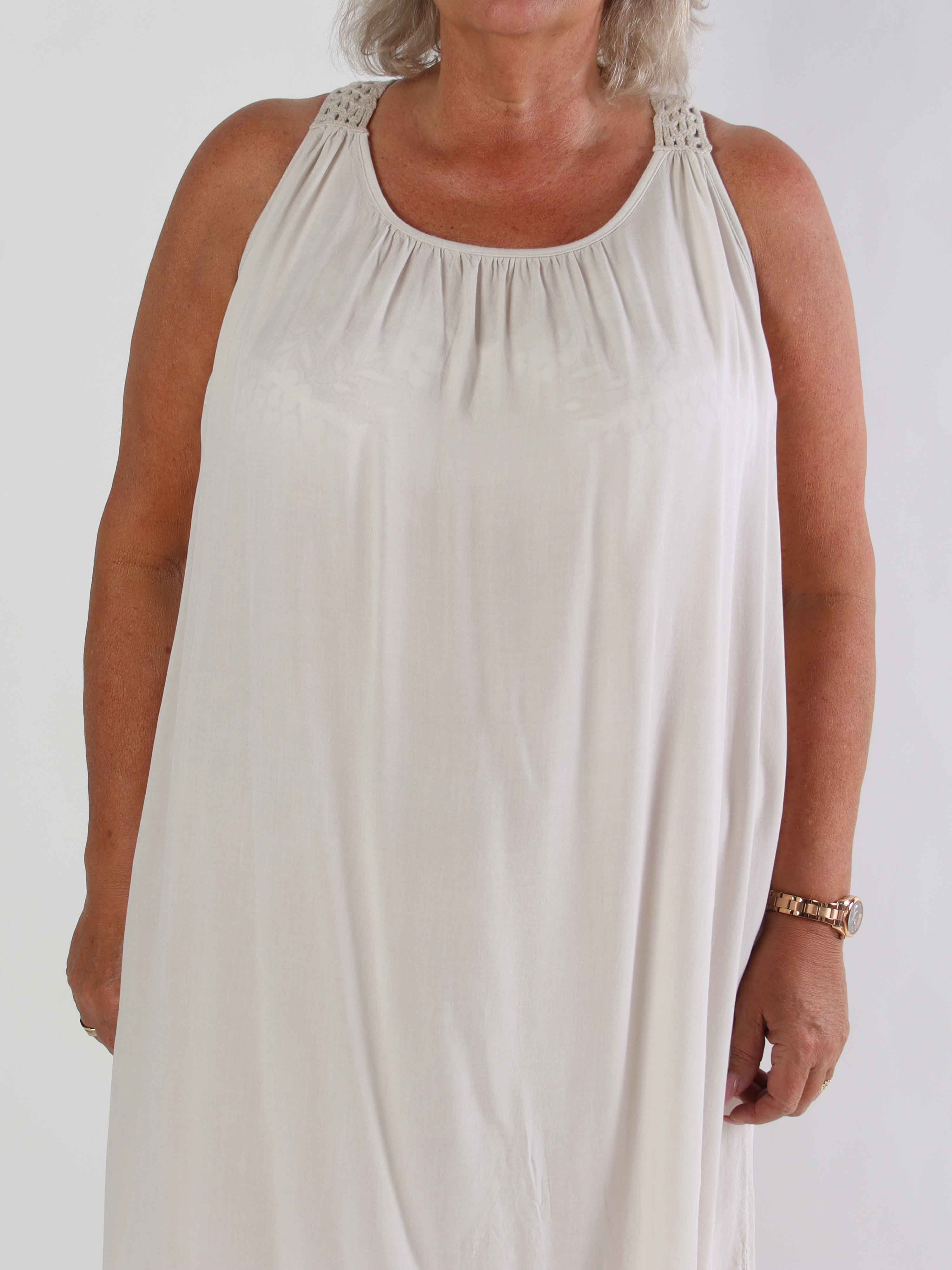 Medea - Simpel plus size sommarklänning i viskos med broderad rygg